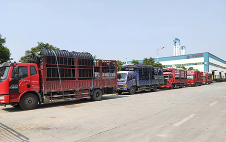 加快新農村旱廁改造，六車三格化糞池集（jí）中發（fā）貨（huò）